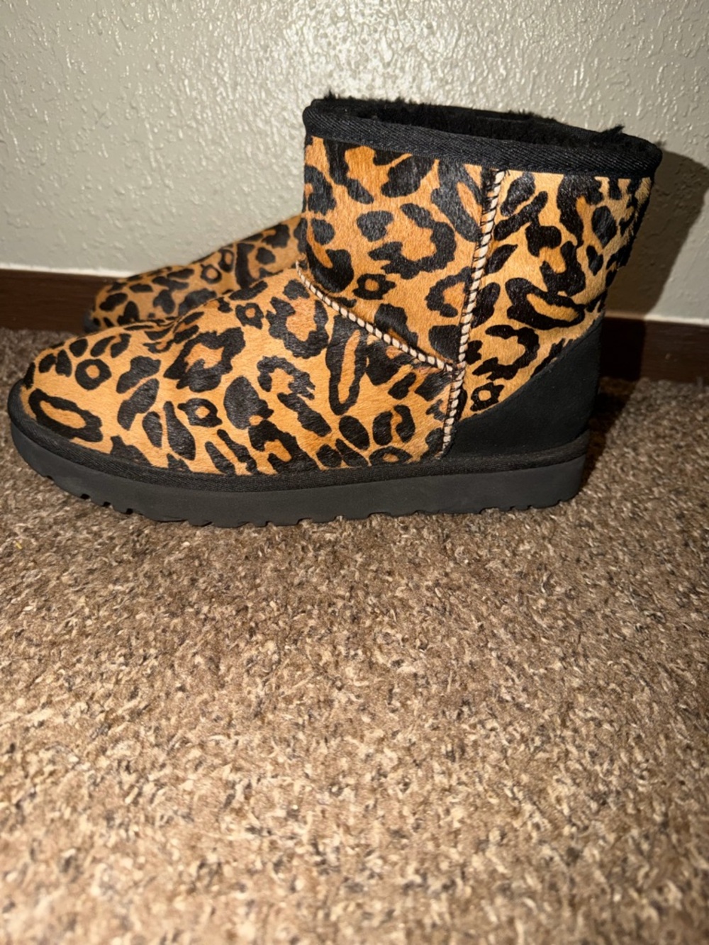 UGG Classic Mini Leopard Boot - Picture 3 of 6